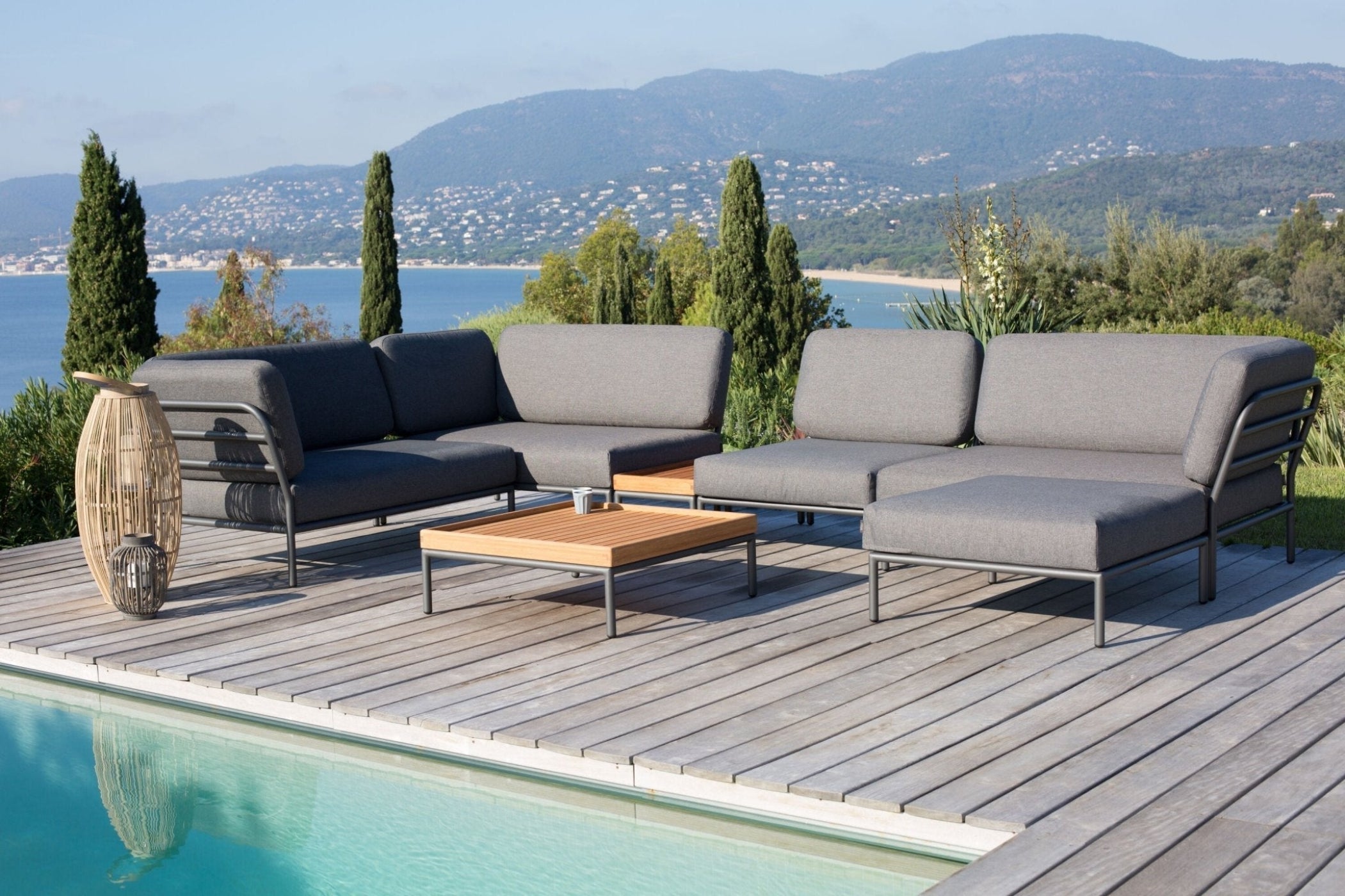 HOUE LEVEL Outdoor Corner - Procure Décor